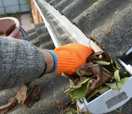 Mantenimiento y limpieza de canalones y bajantes en Las Pedroñeras