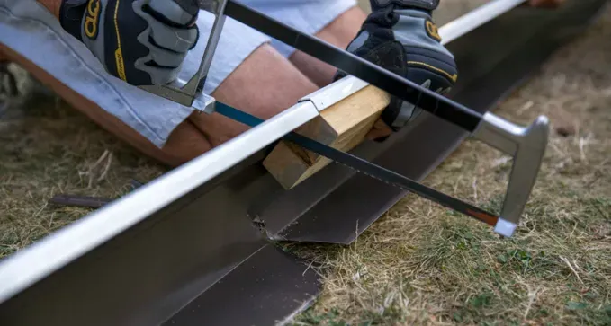 medir y cortar las canaletas en cuenca, espana